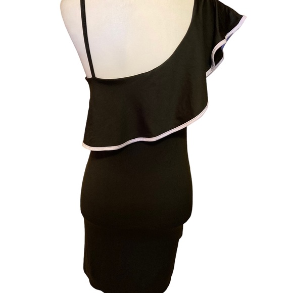 Uni shoulder ruffle detail mini dress embellished with puffy gold “PARIS”. - Picture 2 of 7